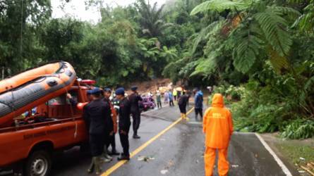 Jalan Lintas Riau-Sumbar Kembali Longsor, Transportasi Lumpuh Total