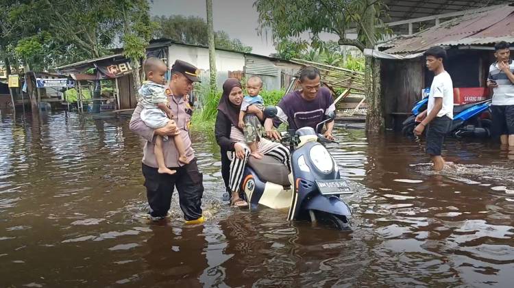 Aksi Heroik Kapolsek Dumai Barat Gendong Balita di Tengah Genangan Air Dapat Pujian Dari Kapolres AKBP Dhovan