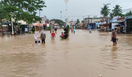 Rohul Dilanda Banjir, Jalan Utama Ibukota Tak Bisa Dilalui, Warga Mulai Mengungsi