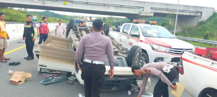 Terios Silver Terbalik di Jalan Tol Pekanbaru-Dumai, 10 Orang Luka-luka