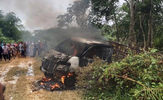 Mobil Grand Max Milik Maling Ternak di Kampar Dibakar Massa