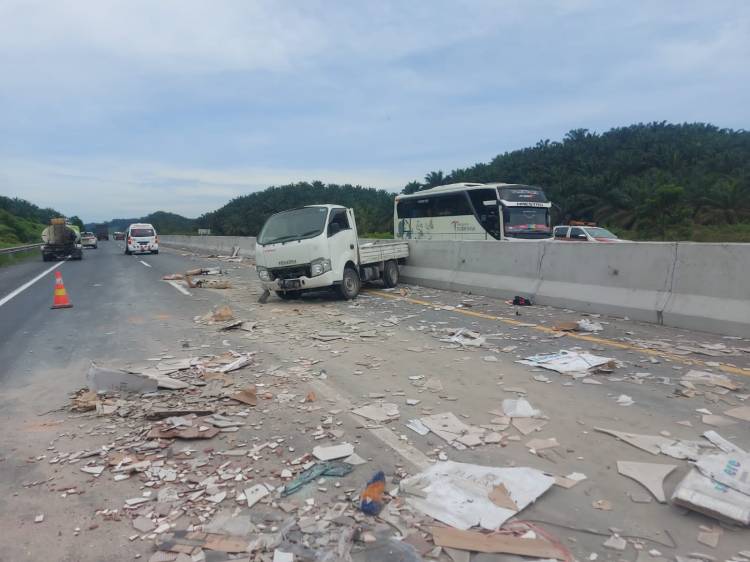 Pecah Ban, Mobil Ekspedisi Tabrak Pembatas Jalan Tol Pekanbaru-Dumai, 1 Orang Luka-luka