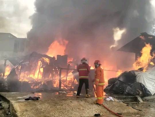 Rumah Petak Panjang di Jalan Budi Kemuliaan Kota Dumai Terbakar