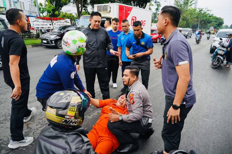 Kapolda Riau Angkat Korban Lakalantas di Jalan Sudirman: Kasihan Ibu-ibu, Kepalanya Terhempas ke Aspal