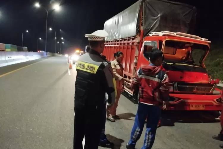 Dua Truk Bertabrakan di Tol Pekanbaru-Dumai, 1 Korban Luka Parah