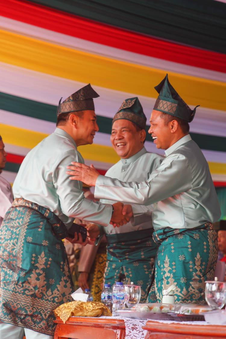 Gubri dan Wagubri "Tampak Mesra" di HUT Riau ke 68
