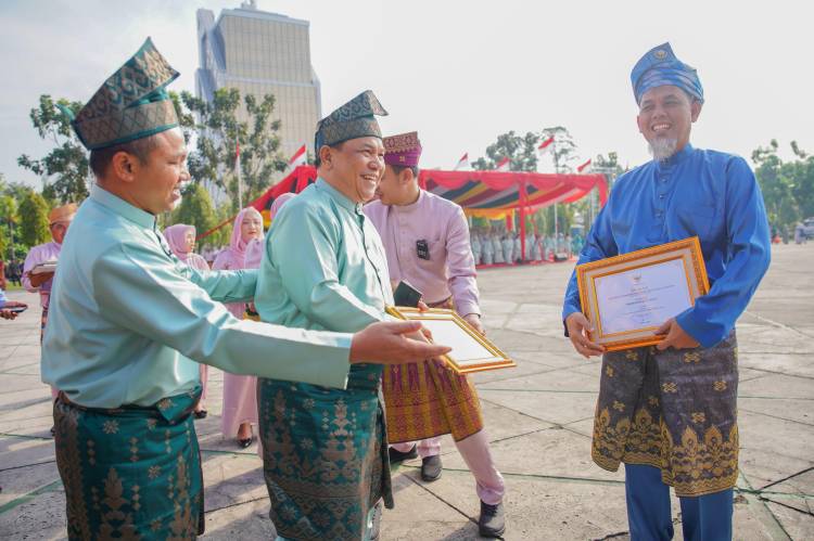 Gubri dan Wagubri "Tampak Mesra" di HUT Riau ke 68