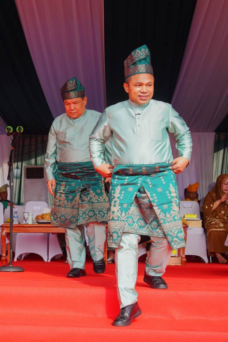 Gubri dan Wagubri "Tampak Mesra" di HUT Riau ke 68