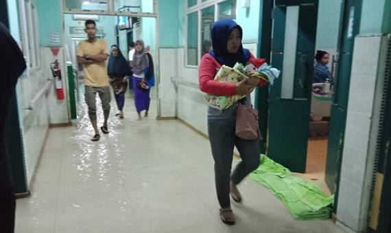 Banjir Genangi Ruang Rawat Inap RSUD Kota Dumai
