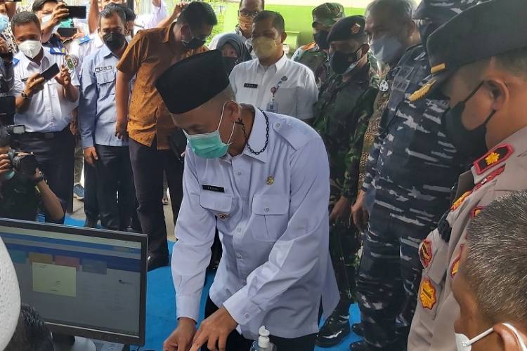 Walikota Dumai Melakukan Uji E Money di Terminal Barang Kota Dumai